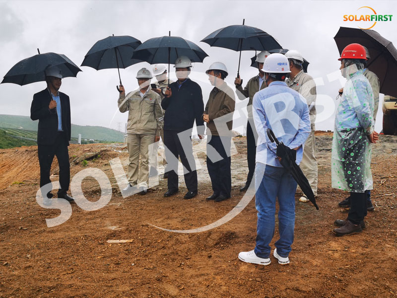 Руководители корпорации sinohydro и china datang посетили и осмотрели солнечный парк мощностью 60 МВт в префектуре Дали, Юньнань.
